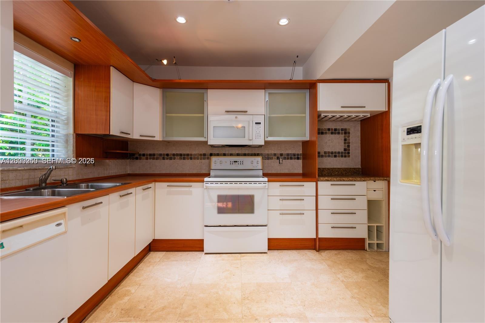 5490 Southwest 57th Avenue Miami, FL 33155 - Photo 5 of 12