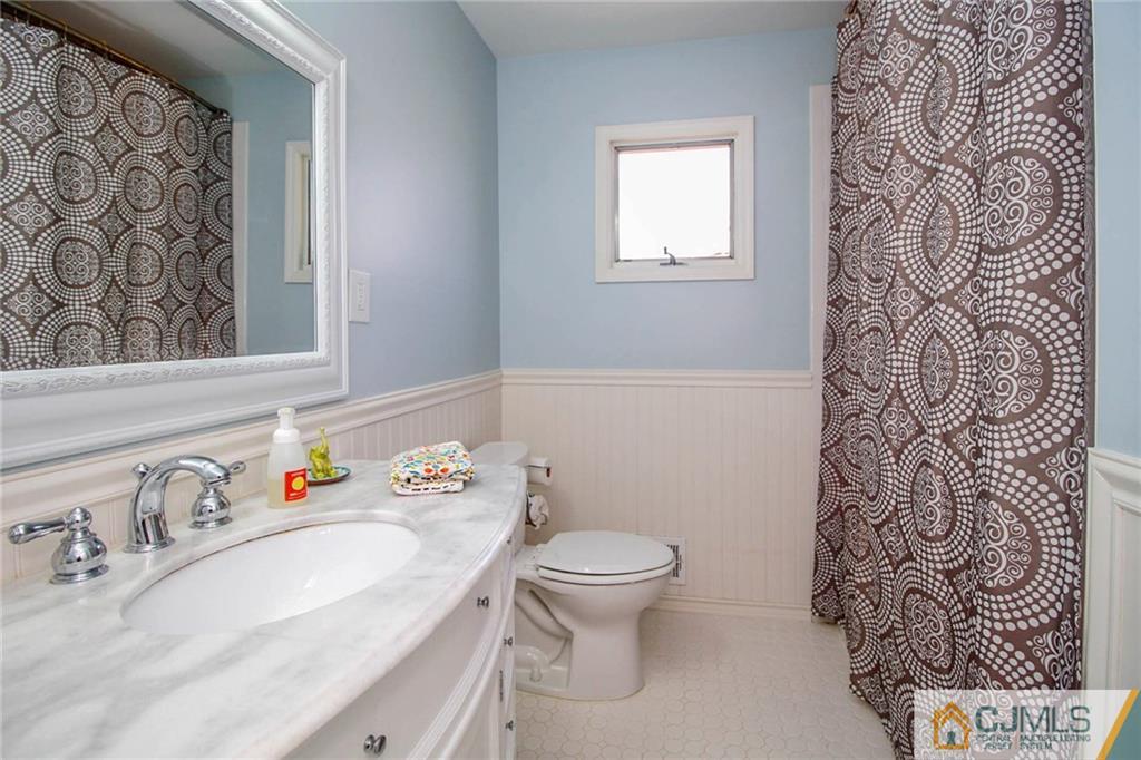82 Leslie Road Colonia, NJ 07067 - Photo 11 of 25 Gallery Image 11