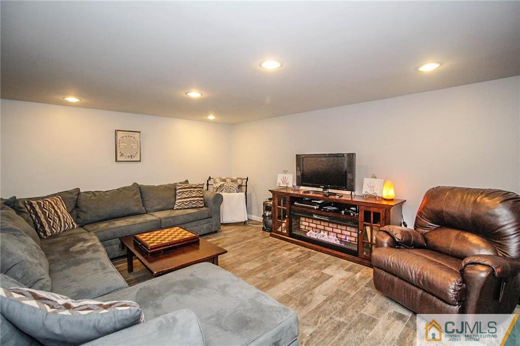 82 Leslie Road Colonia, NJ 07067 - Photo 16 of 25 Gallery Image 16
