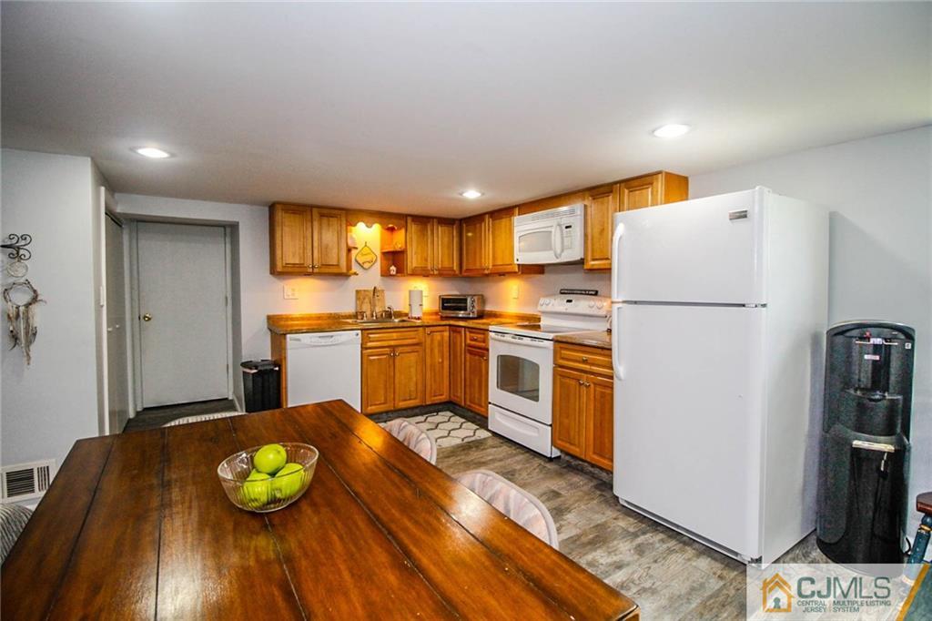 82 Leslie Road Colonia, NJ 07067 - Photo 18 of 25 Gallery Image 18