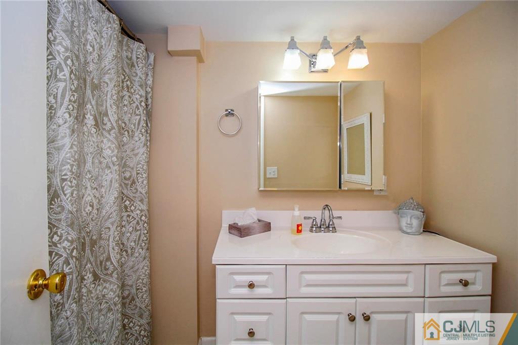 82 Leslie Road Colonia, NJ 07067 - Photo 20 of 25 Gallery Image 20