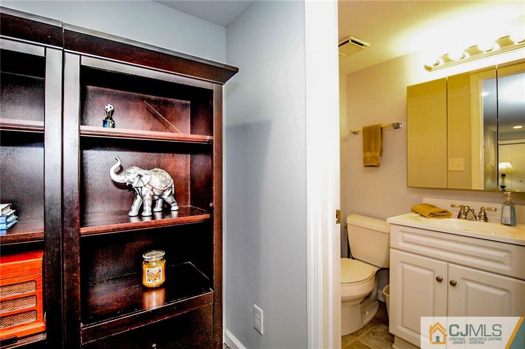 82 Leslie Road Colonia, NJ 07067 - Photo 21 of 25 Gallery Image 21