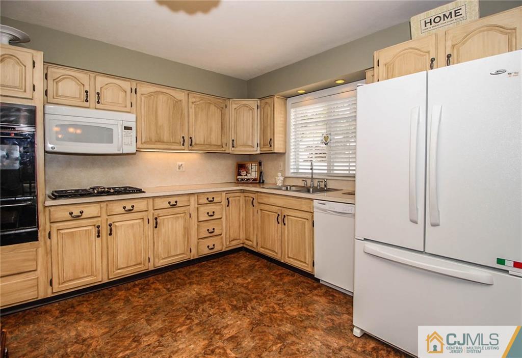 82 Leslie Road Colonia, NJ 07067 - Photo 9 of 25 Gallery Image 9