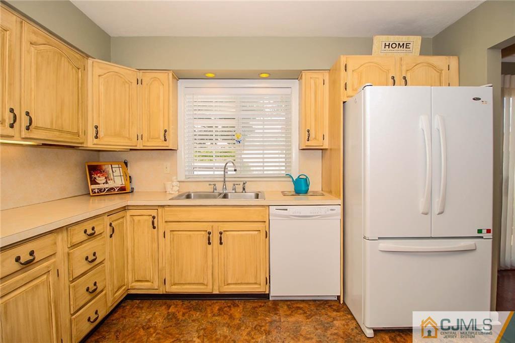 82 Leslie Road Colonia, NJ 07067 - Photo 10 of 25 Gallery Image 10