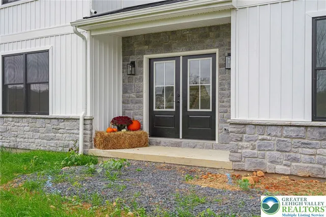 $650,000 | 44 Regency Lane, Brodheadsville, PA 18322