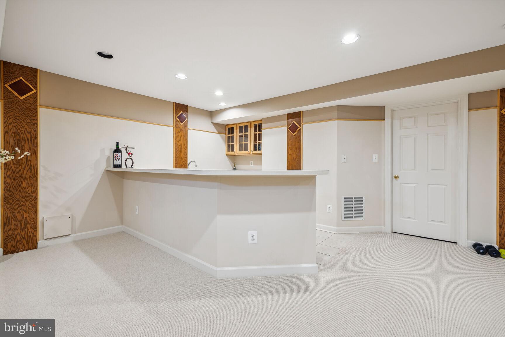 805 Linslade Street Gaithersburg, MD 20878 - Photo 33 of 50 Bar on lower level