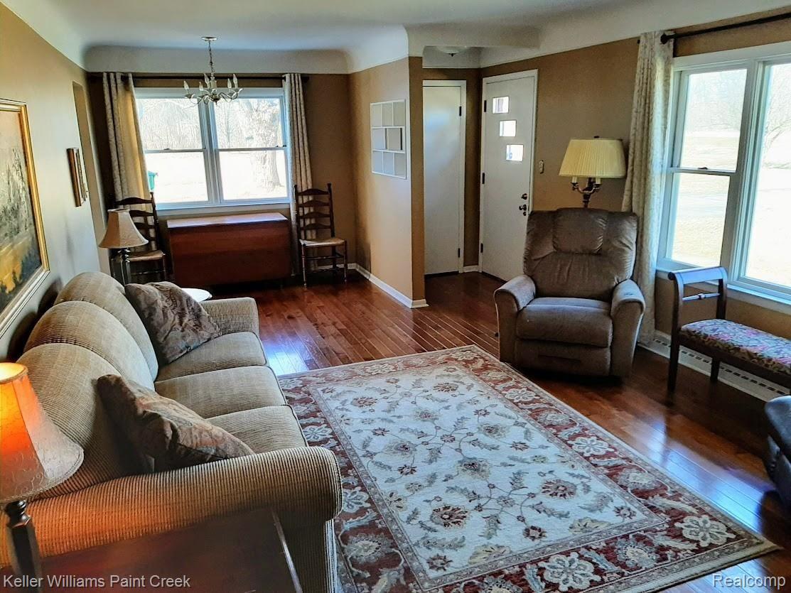 300 East Buell Road Rochester, MI 48306 - Photo 6 of 20 Living4.jpg