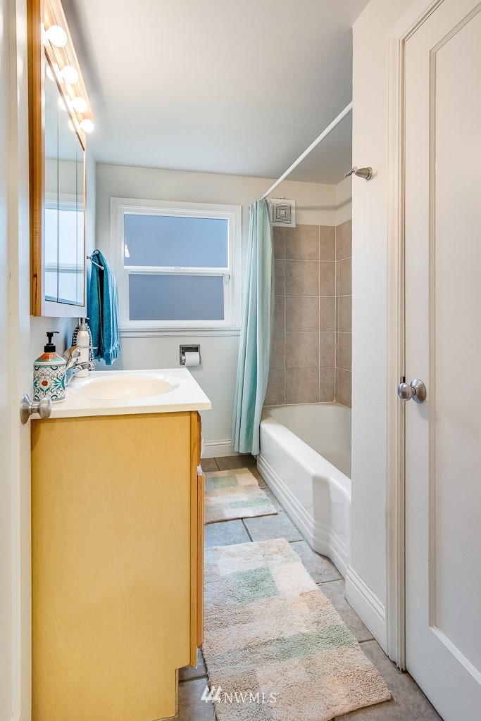 6715 35th Avenue Southwest Seattle, WA 98126 - Photo 14 of 31 a en suite bathroom with a sink and a bathtub