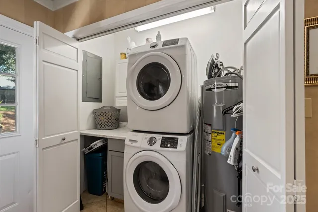 a view of entryway with washer and dryer