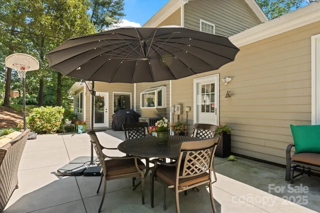 a view of back yard of the house