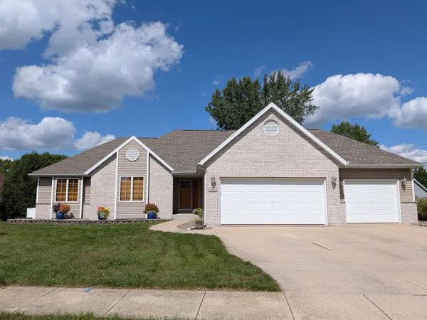 $549,900 | 802 Chickadee Drive, Cambridge, WI 53523