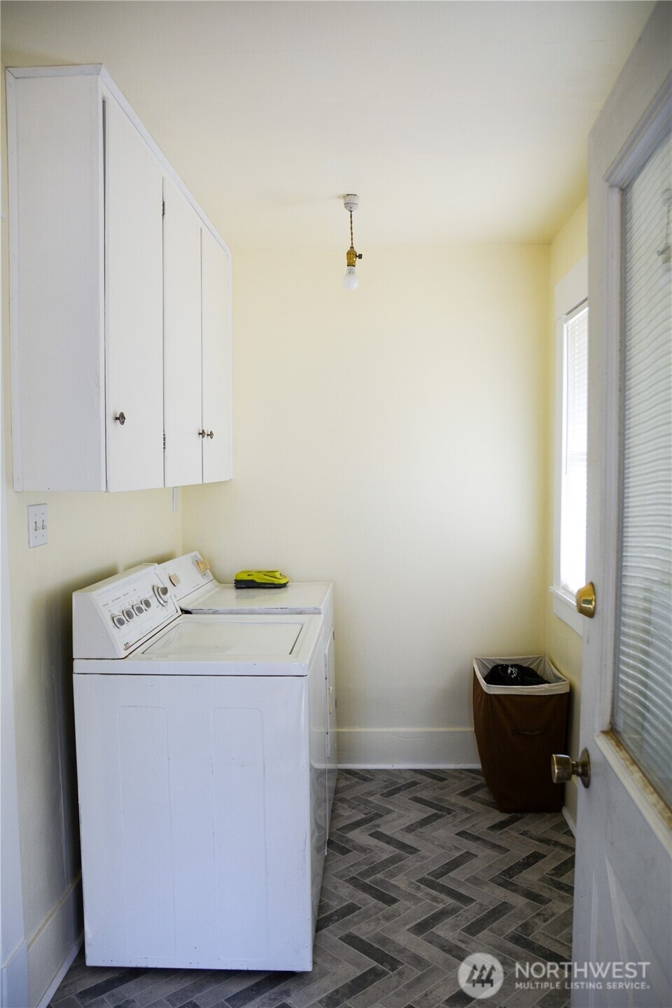 202 East 3rd Avenue Ritzville, WA 99169 - Photo 33 of 40 a utility room with wooden floor washer and dryer