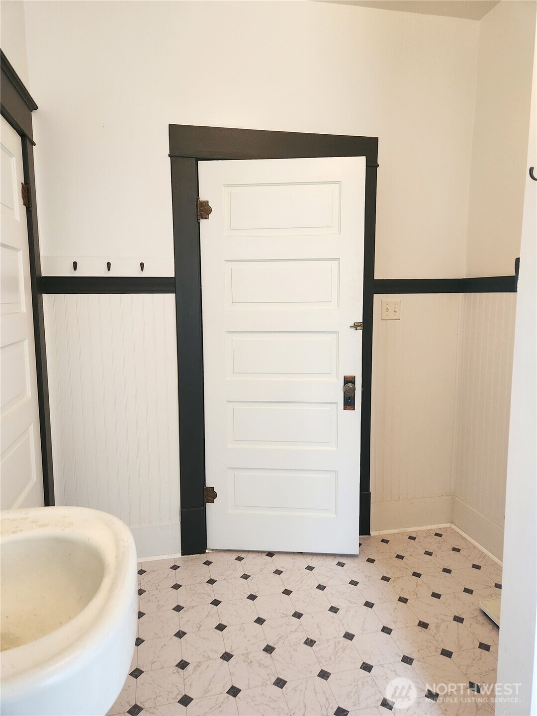 202 East 3rd Avenue Ritzville, WA 99169 - Photo 10 of 40 a bathroom with a bathtub and a shower