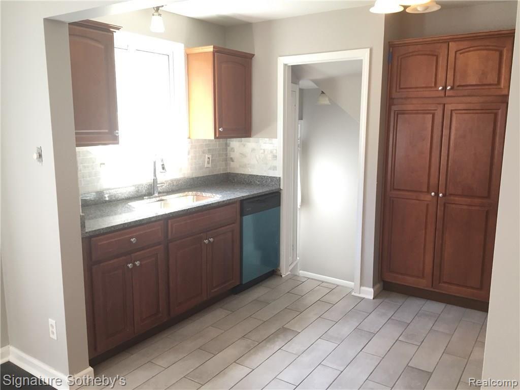1761 Hampton Road Grosse Pointe, MI 48236 - Photo 11 of 43 IMG_2411.JPG