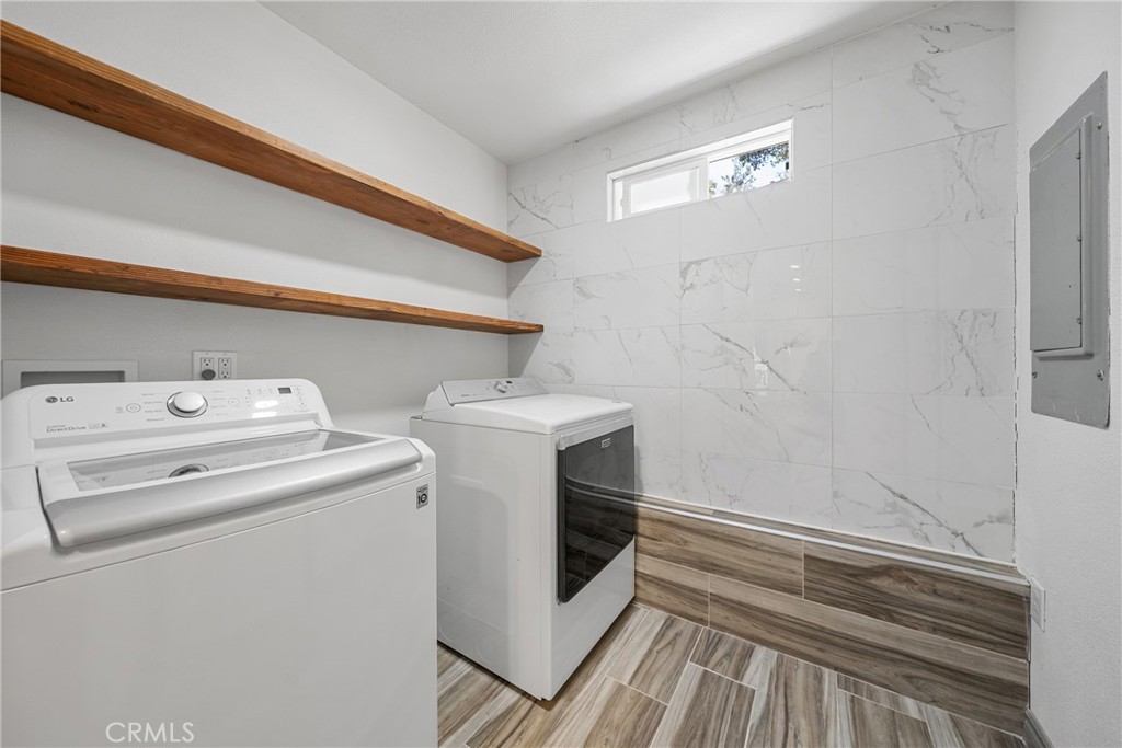 26251 Ravenhill Road Canyon Country, CA 91387 - Photo 24 of 64 a utility room with dryer and washer