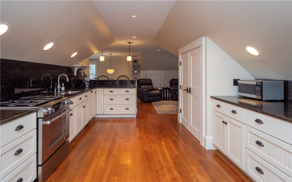 58 Ridge Road Newport, RI 02840 - Photo 20 of 47