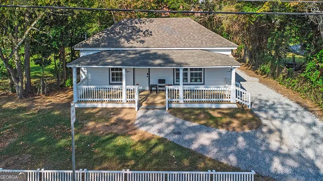 a view of a house with backyard