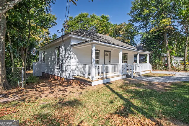 a view of a house with a yard