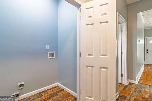 a view of a bedroom with wooden floor and bedroom