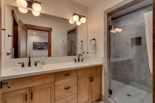 a view of livingroom with furniture and windows