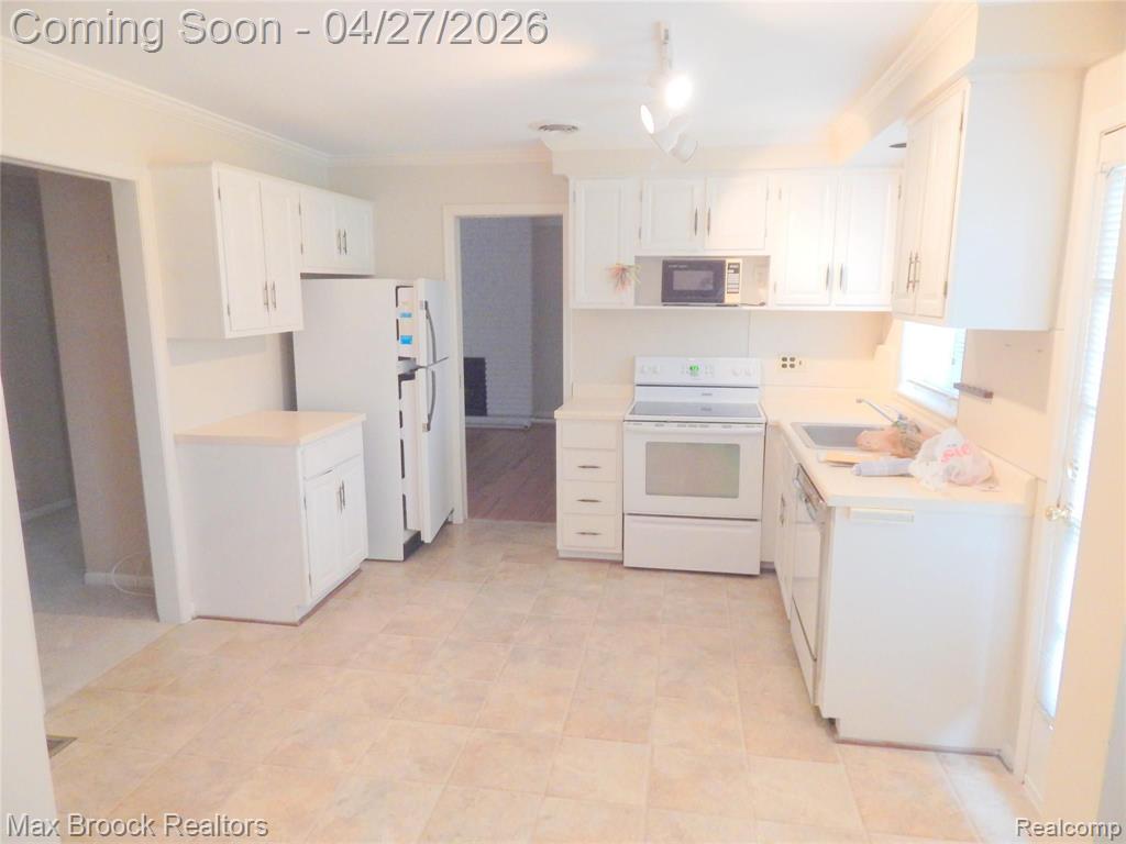 116 East Hickory Grove Road Bloomfield Hills, MI 48304 - Photo 3 of 16