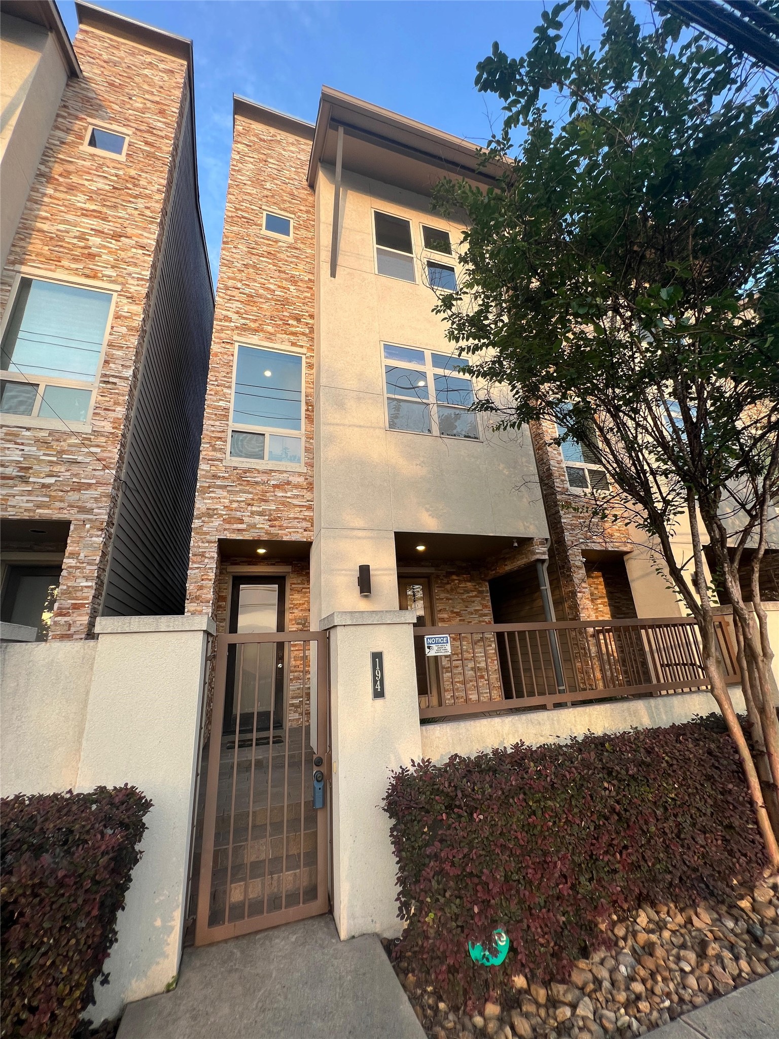 194 Harvard Street Houston, TX 77007 - Photo 2 of 43 front view of a house