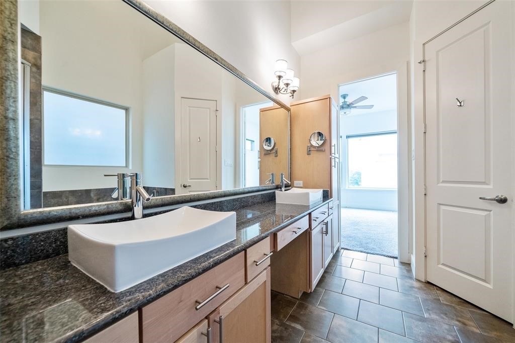 194 Harvard Street Houston, TX 77007 - Photo 24 of 43 a bathroom with a sink and a mirror