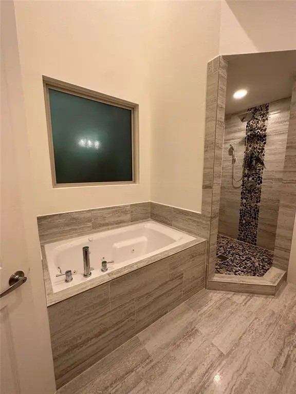 194 Harvard Street Houston, TX 77007 - Photo 25 of 43 a bathroom with a bathtub and a sink