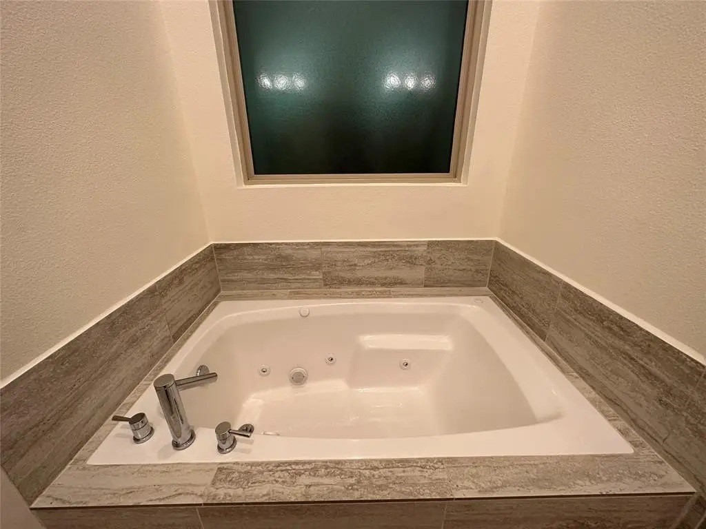 194 Harvard Street Houston, TX 77007 - Photo 26 of 43 a bathroom with a bathtub