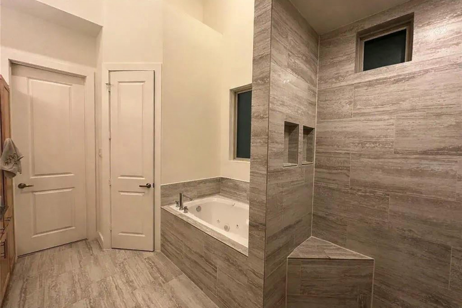 194 Harvard Street Houston, TX 77007 - Photo 27 of 43 a bathroom with a bathtub and shower