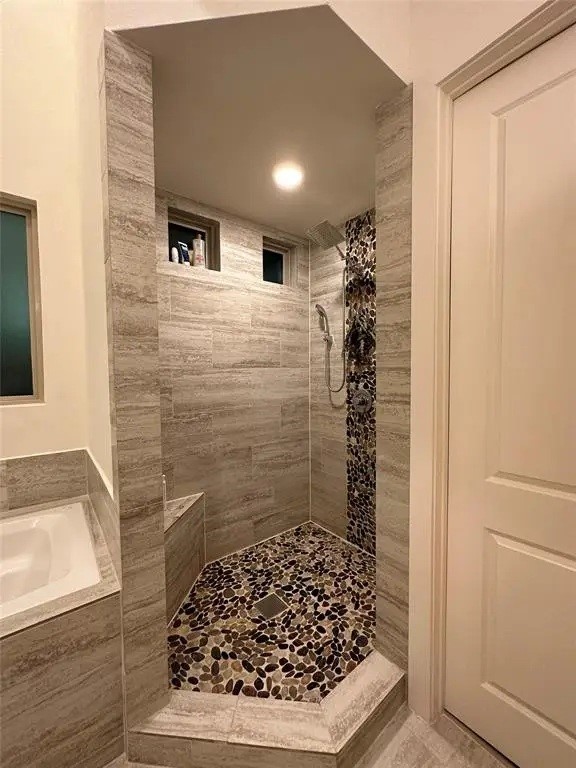 194 Harvard Street Houston, TX 77007 - Photo 28 of 43 a bathroom with a shower