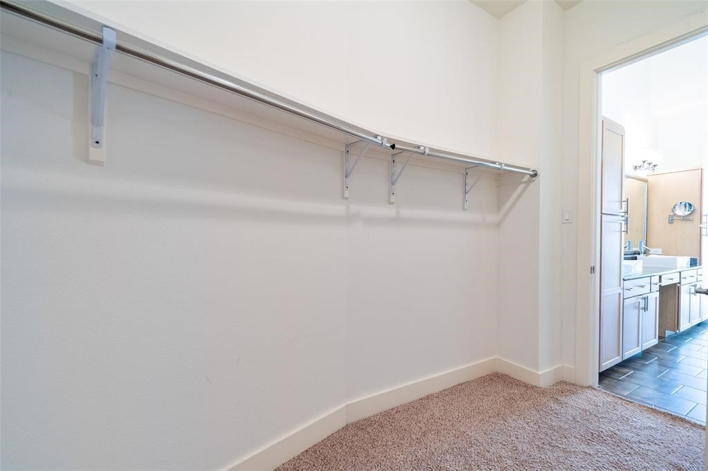 194 Harvard Street Houston, TX 77007 - Photo 32 of 43 a view of an empty room