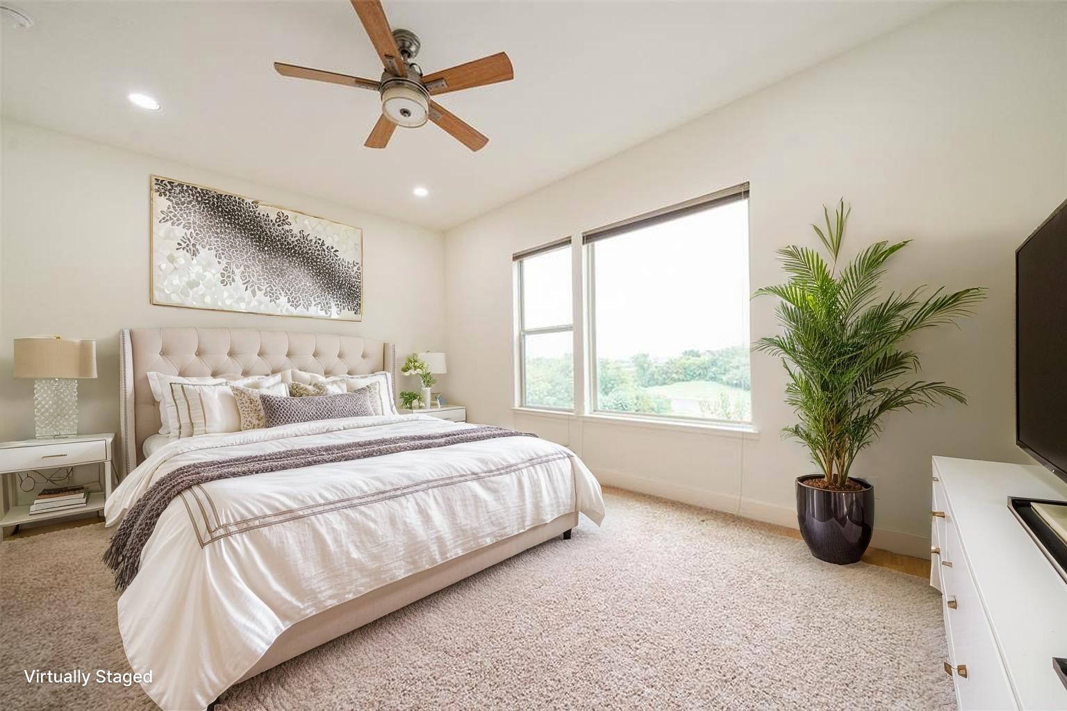 194 Harvard Street Houston, TX 77007 - Photo 33 of 43 a bedroom with bed and a potted plant