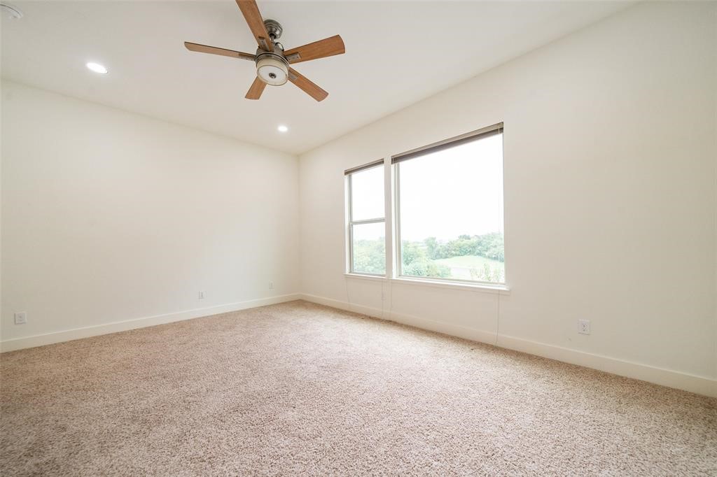 194 Harvard Street Houston, TX 77007 - Photo 34 of 43 an empty room with a window and a fan