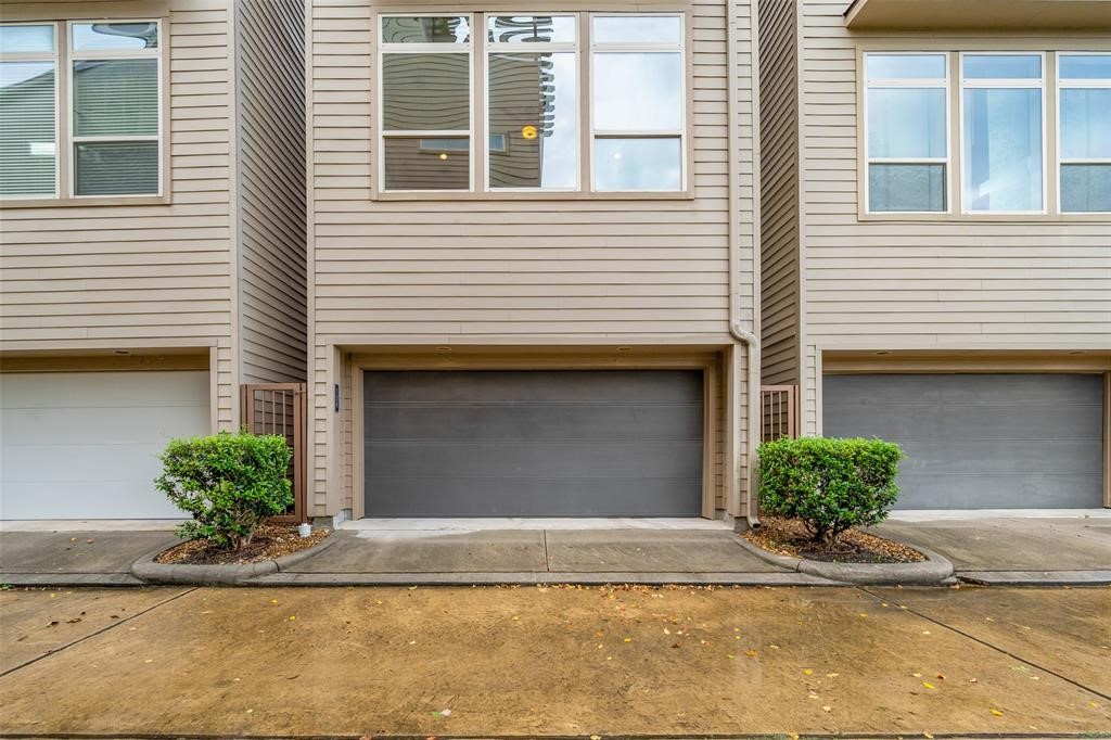 194 Harvard Street Houston, TX 77007 - Photo 42 of 43 a front view of a house