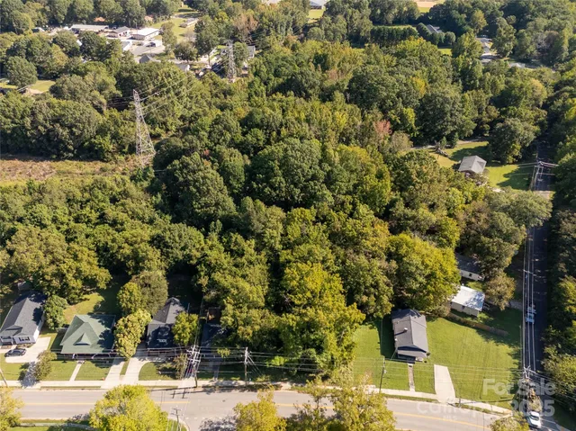 a view of residential houses with yard
