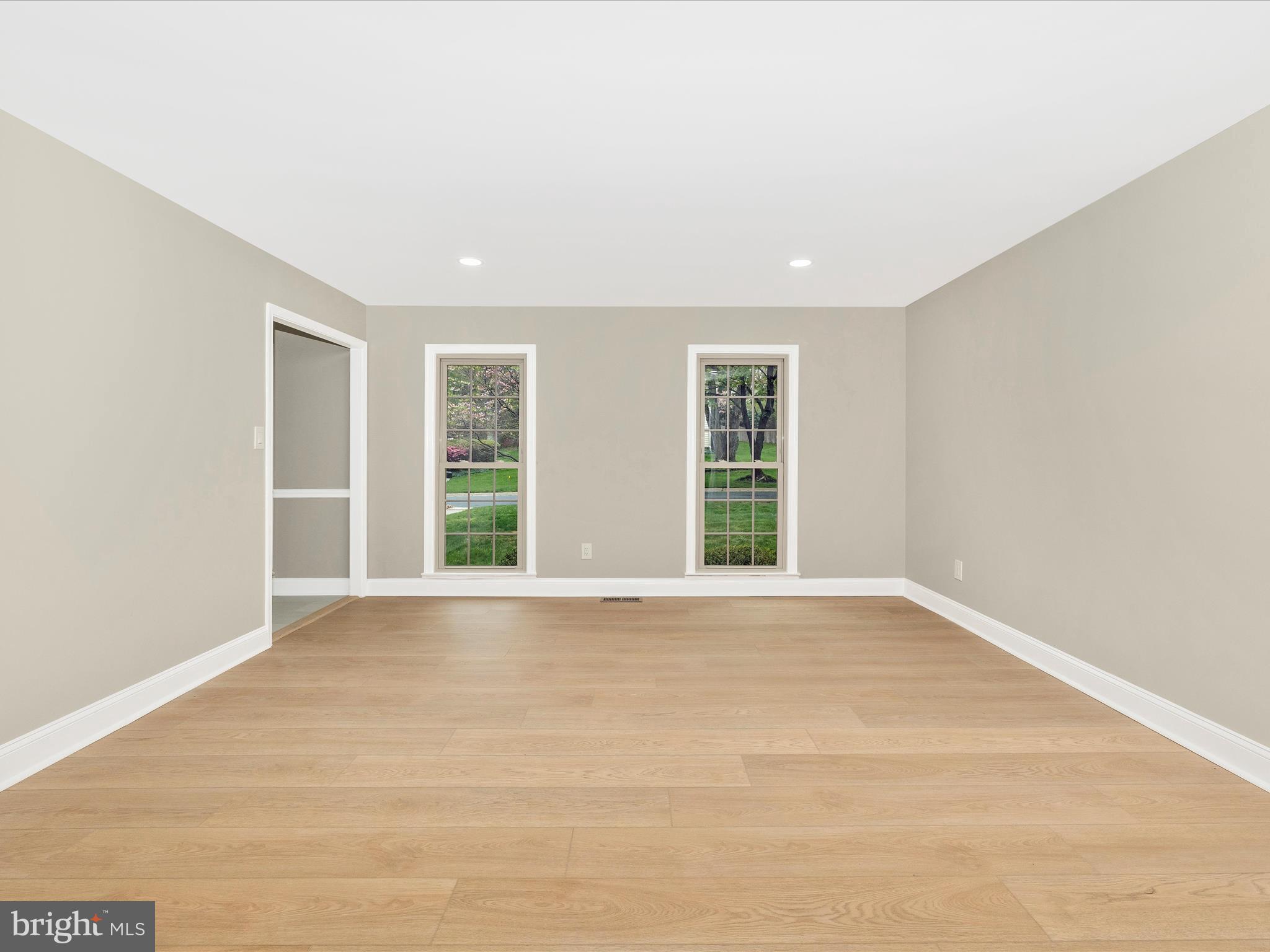 9317 Reach Road Potomac, MD 20854 - Photo 5 of 59 Living Room