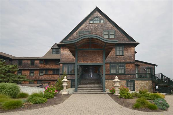 575 Tuckerman Avenue, Unit P Middletown, RI 02842 - Photo 1 of 30 a front view of a house with garden