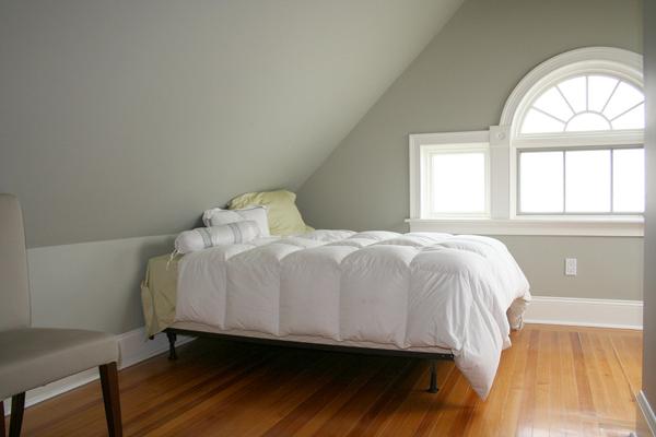 575 Tuckerman Avenue, Unit P Middletown, RI 02842 - Photo 17 of 30 a bedroom with a bed two lamps with wooden floor