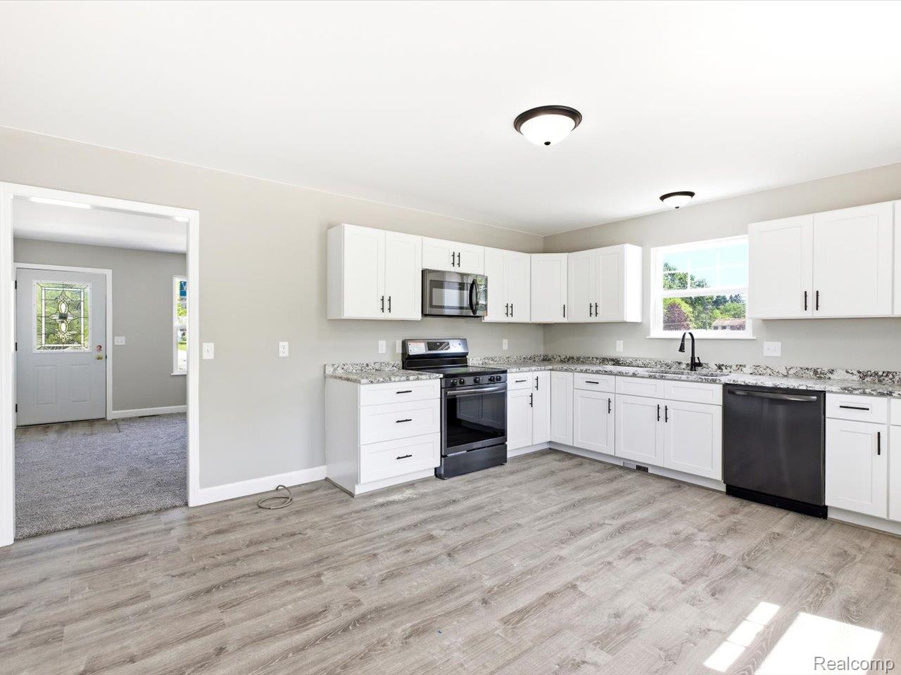 2941 Beach Road Port Huron, MI 48060 - Photo 12 of 30 09-2941 Beach Rd (9).jpg