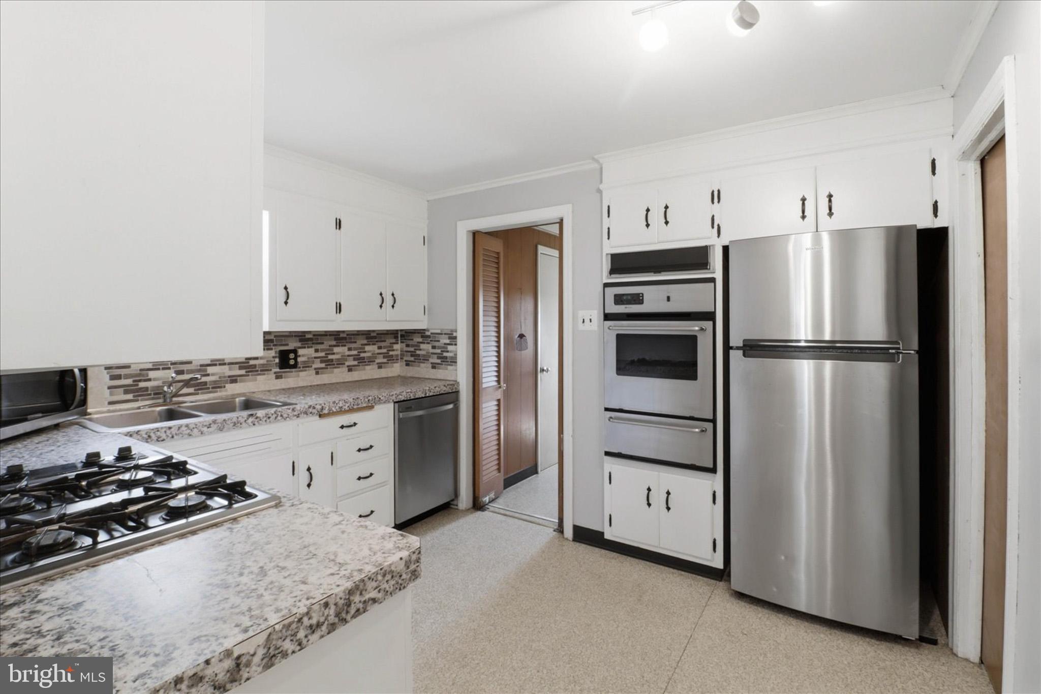 523 Pleasure Road Lancaster, PA 17601 - Photo 10 of 24 a kitchen with a refrigerator stove and a refrigerator