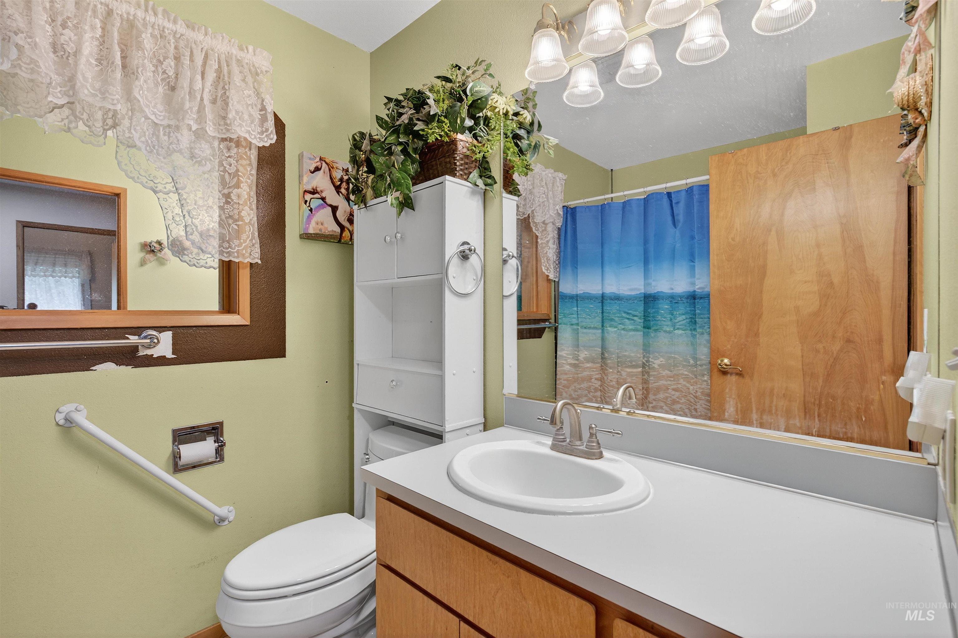 8385 Asotin Creek Road Asotin, WA 99402 - Photo 18 of 46 Full bath featuring vanity and curtained shower