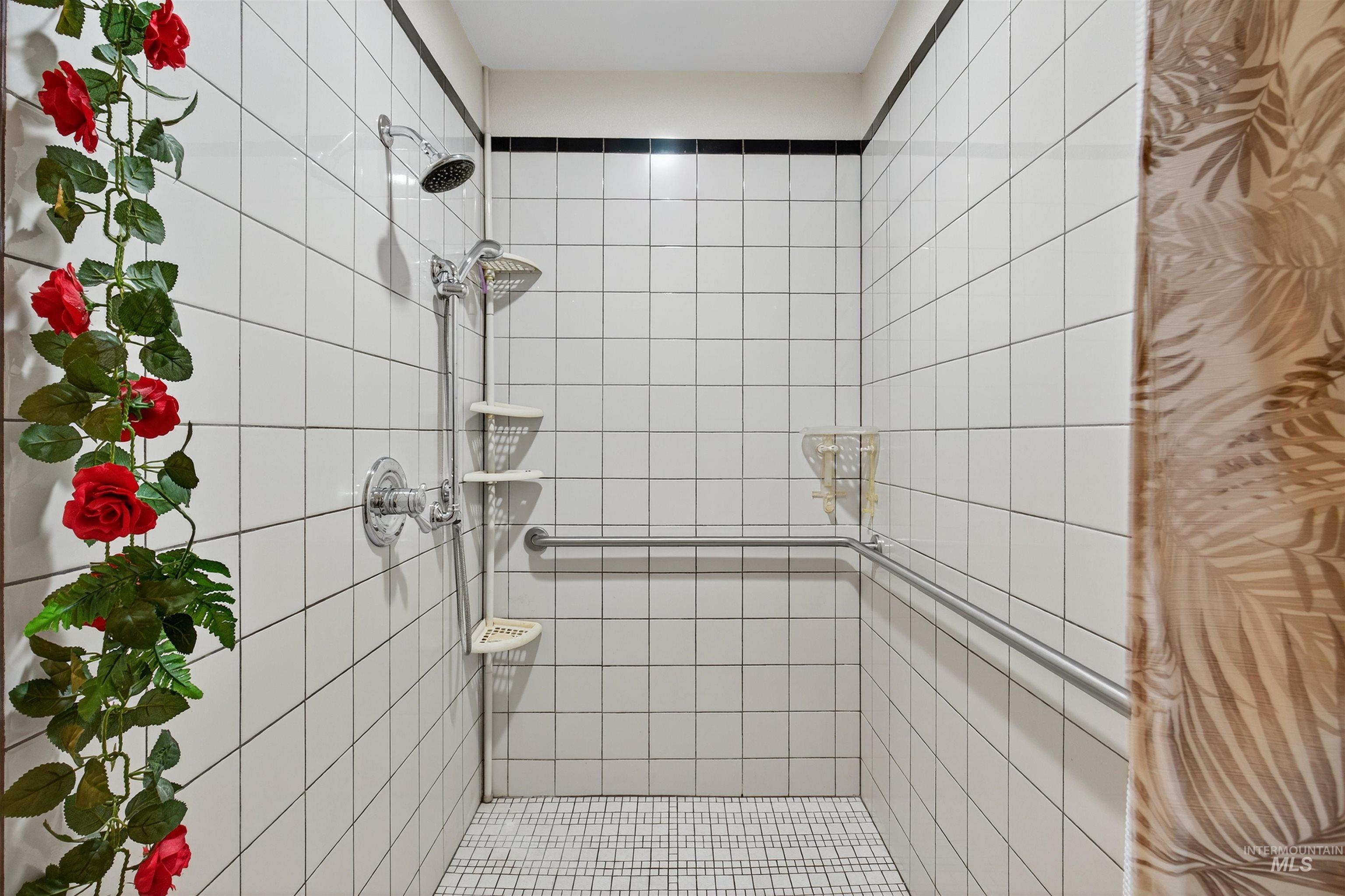 8385 Asotin Creek Road Asotin, WA 99402 - Photo 31 of 46 Bathroom featuring tiled shower