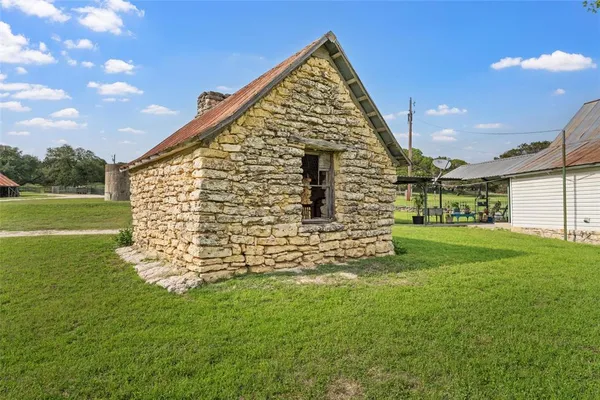a view of an house with backyard