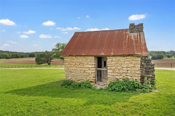 a view of a back yard