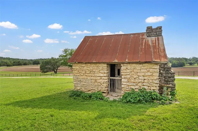 a view of a back yard