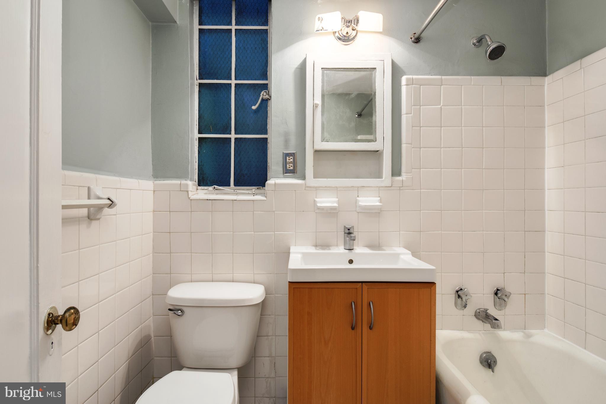 2032 Belmont Road Northwest, Unit 425 Washington, DC 20009 - Photo 13 of 13 Bath