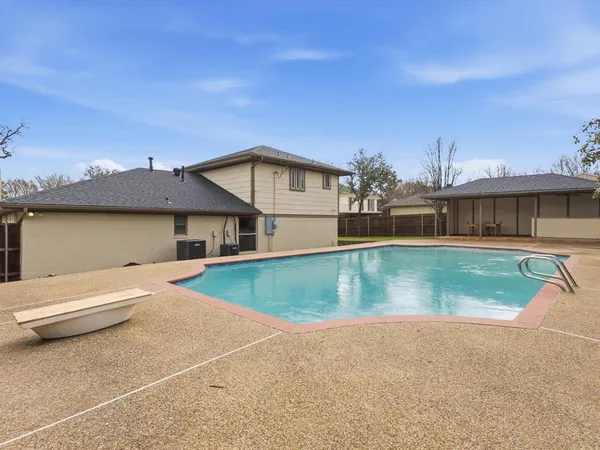 a view of back yard of the house