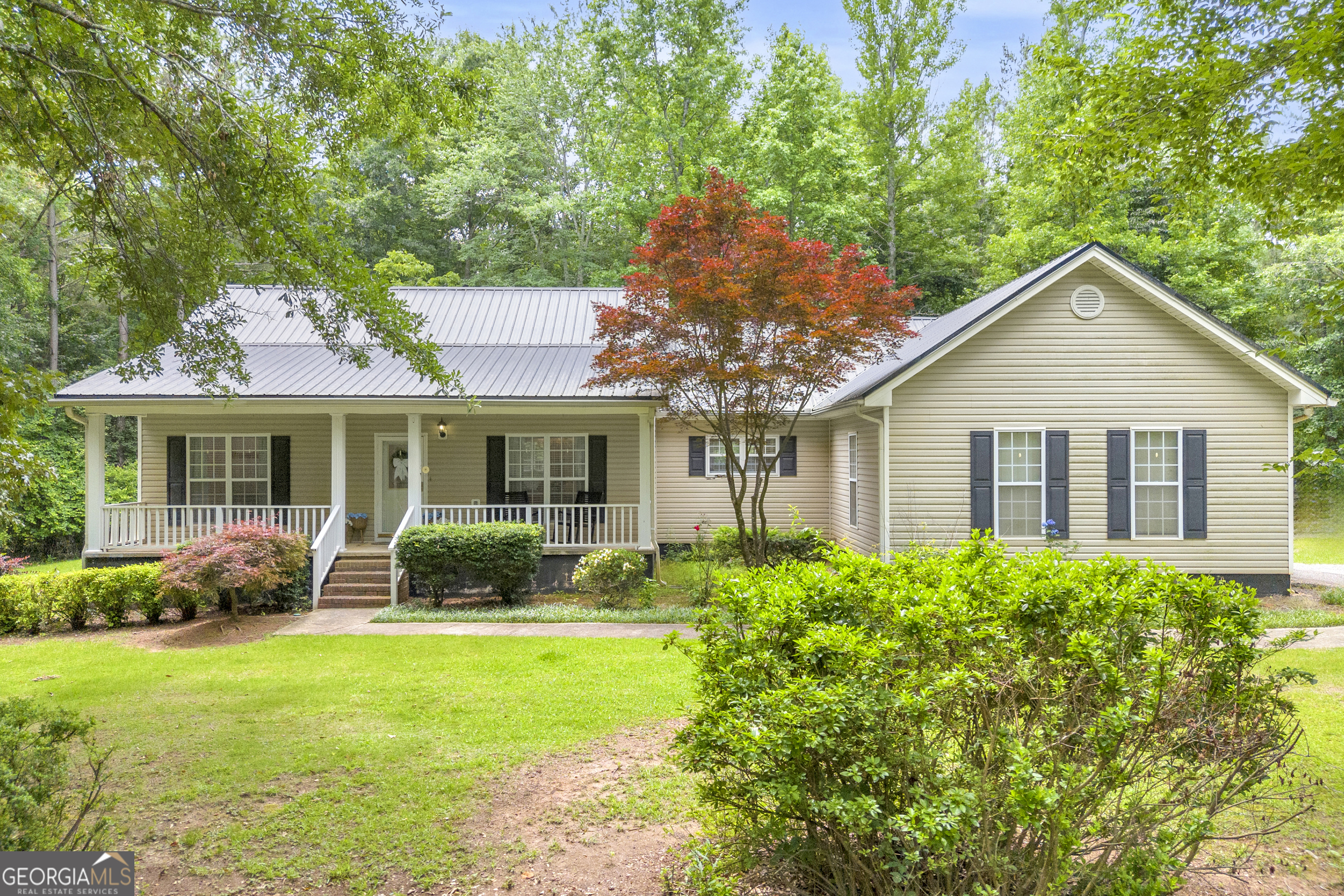 163 Tuxedo Drive Commerce, GA 30530 - Photo 3 of 62 a front view of a house with garden