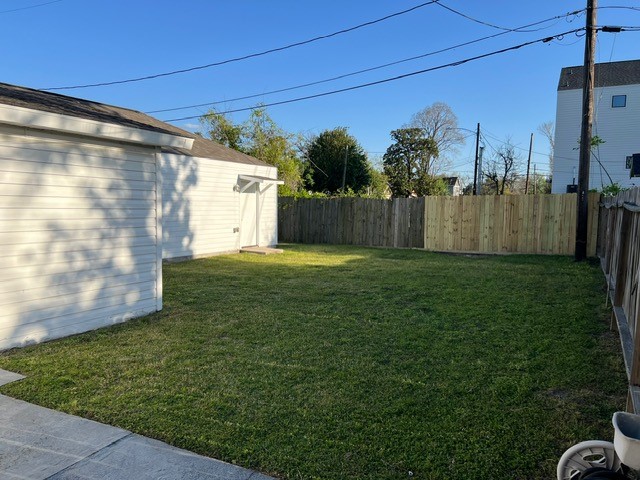 221 Hyta Street Houston, TX 77018 - Photo 2 of 35 a view of a back yard of the house